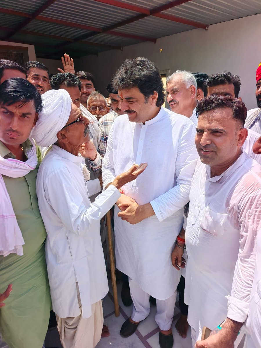 bishnoikuldeep's tweet photo. 3. राजस्थान दौरे के दौरान आज बज्जू मंडी, बीकानेर एवं आसपास के क्षेत्रों में आत्मीय जनसंपर्क और स्नेहिल स्वागत का सौभाग्य प्राप्त हुआ।

बज्जू मंडी में श्री भगीरथ तेतरवाल जी के प्रतिष्ठान पर जलपान किया। इसके उपरांत अनाज मंडी व्यापारी संघ द्वारा आयोजित जलपान कार्यक्रम में सम्मिलित हुआ। श्री सीताराम जी, श्री सुभाष जी एवं श्री सुभाष मांझू जी की ढाणी पर आयोजित आत्मीय जलपान कार्यक्रम में सहभागिता की। वरिष्ठ नेता श्री हुकमा राम बिश्नोई जी के निवास पर भी स्नेहिल आतिथ्य का लाभ मिला।

बीकानेर में श्री रामस्वरूप धायल जी की बीकानेर बाइट्स भुजिया फैक्ट्री के उद्घाटन का सौभाग्य प्राप्त हुआ। तत्पश्चात खजांची मार्केट में श्री मृदुल खजांची जी के प���रतिष्ठान पर व्यापारियों द्वारा आयोजित भव्य स्वागत समारोह में शामिल हुआ। इसके अतिरिक्त विभिन्न स्थानों पर आयोजित जलपान कार्यक्रमों एवं स्वागत समारोहों में उपस्थित होकर सभी का स्नेह और अपनापन प्राप्त किया।

राजस्थान की पुण्यभूमि के सम्मानित नागरिकों द्वारा मिले अपार प्रेम, आत्मीय स्वागत और सम्मान के लिए मैं हृदय से सदैव ऋणी एवं आभारी रहूँगा।
इस अवसर पर विधायक श्री रणधीर पनिहार जी, श्���ी मनीराम जी, श्री शिवराज जी, श्री सुभाष खारा जी, श्री रामगोपाल जी, श्री अशोक धारणिया जी, श्री जितेन्द्र धारणिया जी, श्री राजाराम भादू (सरपंच) जी, श्री जयसुख सिगड़ जी, श्री रामकुमार भादू जी एवं श्री गणपत सिगड़ जी का सान्निध्य रहा।