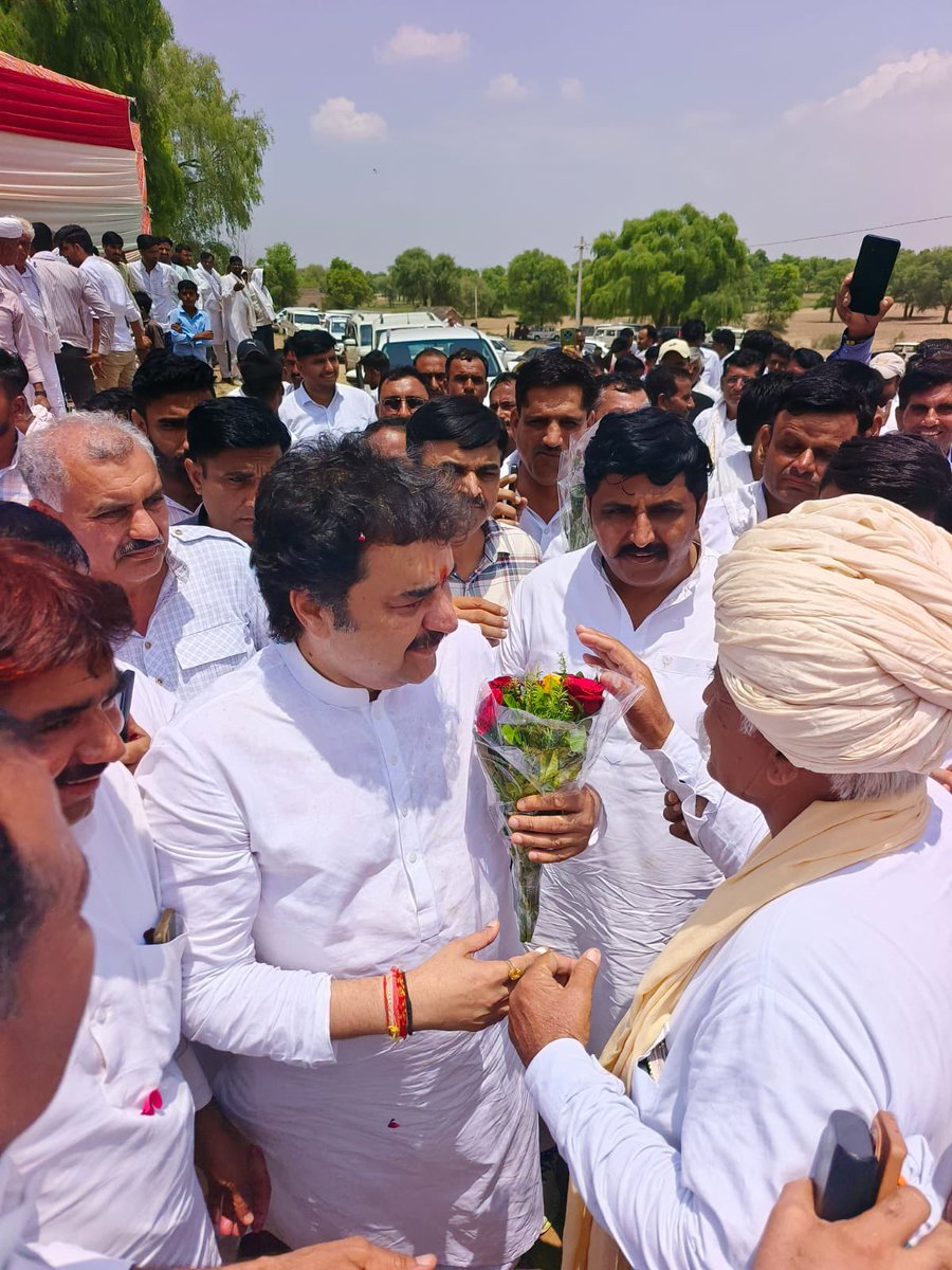 bishnoikuldeep's tweet photo. 3. राजस्थान दौरे के दौरान आज बज्जू मंडी, बीकानेर एवं आसपास के क्षेत्रों में आत्मीय जनसंपर्क और स्नेहिल स्वागत का सौभाग्य प्राप्त हुआ।

बज्जू मंडी में श्री भगीरथ तेतरवाल जी के प्रतिष्ठान पर जलपान किया। इसके उपरांत अनाज मंडी व्यापारी संघ द्वारा आयोजित जलपान कार्यक्रम में सम्मिलित हुआ। श्री सीताराम जी, श्री सुभाष जी एवं श्री सुभाष मांझू जी की ढाणी पर आयोजित आत्मीय जलपान कार्यक्रम में सहभागिता की। वरिष्ठ नेता श्री हुकमा राम बिश्नोई जी के निवास पर भी स्नेहिल आतिथ्य का लाभ मिला।

बीकानेर में श्री रामस्वरूप धायल जी की बीकानेर बाइट्स भुजिया फैक्ट्री के उद्घाटन का सौभाग्य प्राप्त हुआ। तत्पश्चात खजांची मार्केट में श्री मृदुल खजांची जी के प���रतिष्ठान पर व्यापारियों द्वारा आयोजित भव्य स्वागत समारोह में शामिल हुआ। इसके अतिरिक्त विभिन्न स्थानों पर आयोजित जलपान कार्यक्रमों एवं स्वागत समारोहों में उपस्थित होकर सभी का स्नेह और अपनापन प्राप्त किया।

राजस्थान की पुण्यभूमि के सम्मानित नागरिकों द्वारा मिले अपार प्रेम, आत्मीय स्वागत और सम्मान के लिए मैं हृदय से सदैव ऋणी एवं आभारी रहूँगा।
इस अवसर पर विधायक श्री रणधीर पनिहार जी, श्���ी मनीराम जी, श्री शिवराज जी, श्री सुभाष खारा जी, श्री रामगोपाल जी, श्री अशोक धारणिया जी, श्री जितेन्द्र धारणिया जी, श्री राजाराम भादू (सरपंच) जी, श्री जयसुख सिगड़ जी, श्री रामकुमार भादू जी एवं श्री गणपत सिगड़ जी का सान्निध्य रहा।