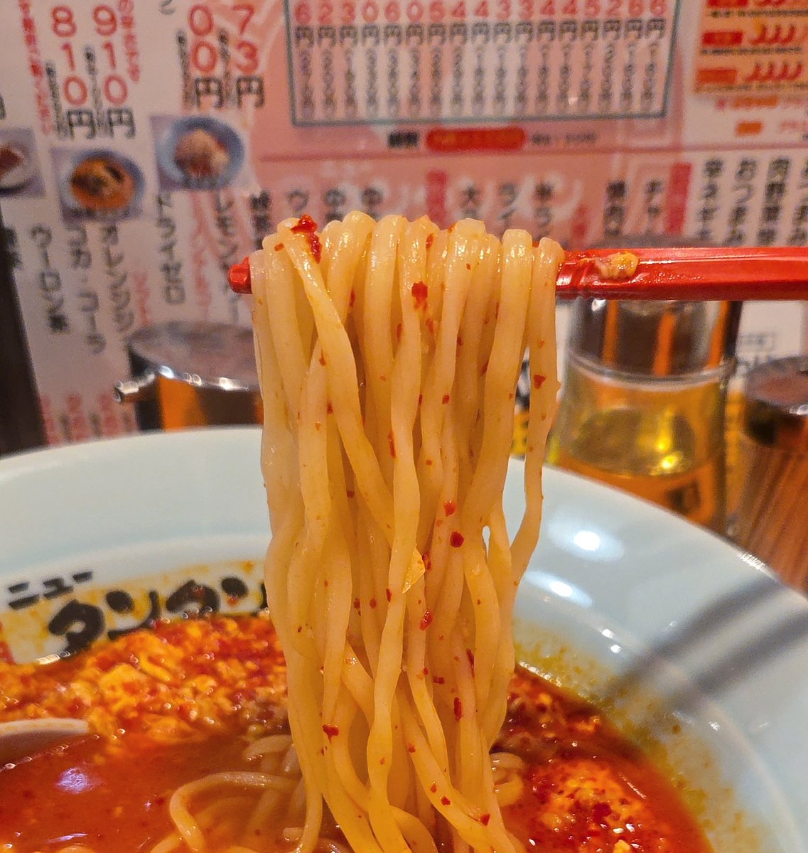 KaizokuoMa's tweet photo. 【元祖ニュータンタンメン本舗】鶴見店
タンタンメン(中辛)Bセット
訪麺🍜赤黄色で彩る川崎ソールな清湯soup！すっきりな動物系に潤沢な野菜の香味…🌶️🧄の刺激がもたらす中毒性のある味わいと余韻にうふふな珠玉の逸杯♪めッちゃウマ──ッ!!
ツルモチの中太麺&amp;味噌🥟で🍚もススム🥴
超絶美味‼️🙏💥💯 https://t.co/NqLna3Kd4F