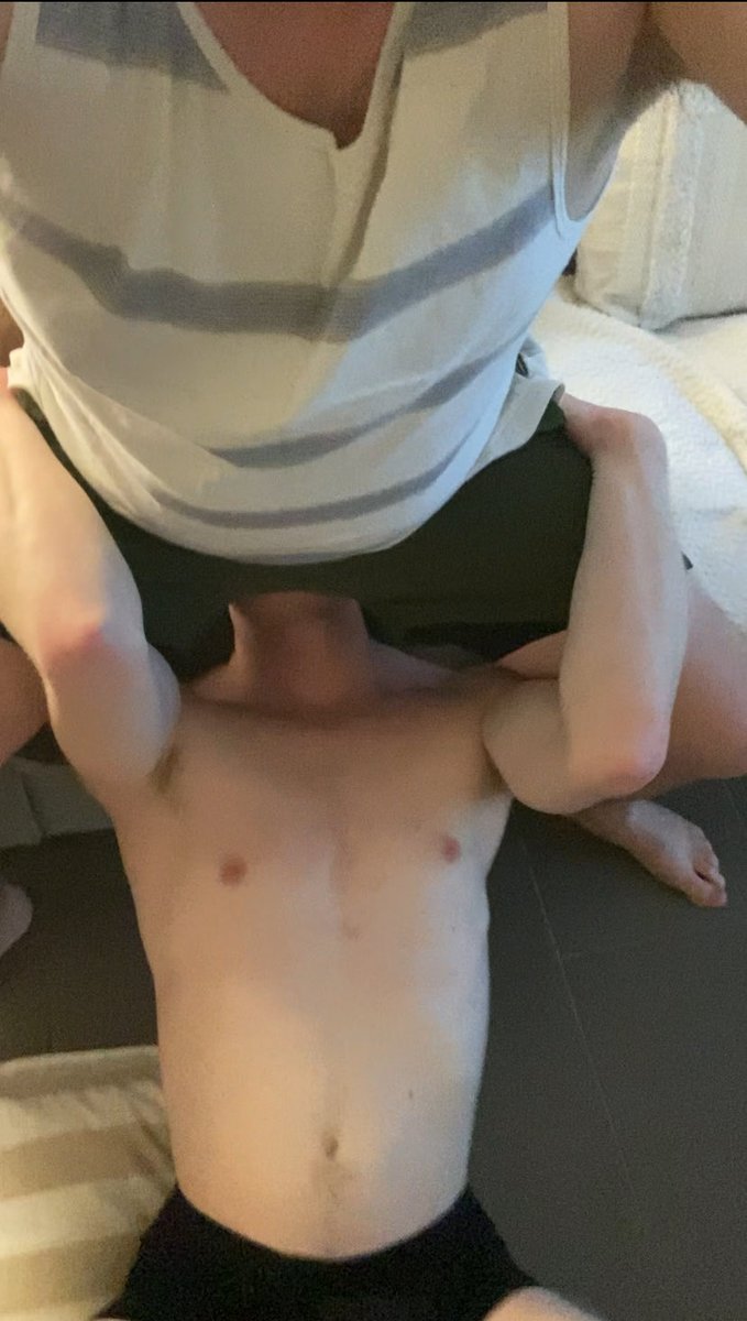 britseat's tweet photo. The bear who has been sitting on me lately hit me up talking about how he needs to sit on a twink full weight after his busy week at work. He ordered me to come round to make me squirm underneath him

#gayfacesitting
#gaysquashing
#gayfaceseat
#gaybear
#gaytwink
#gaystinkface https://t.co/oGXzNlCdcE