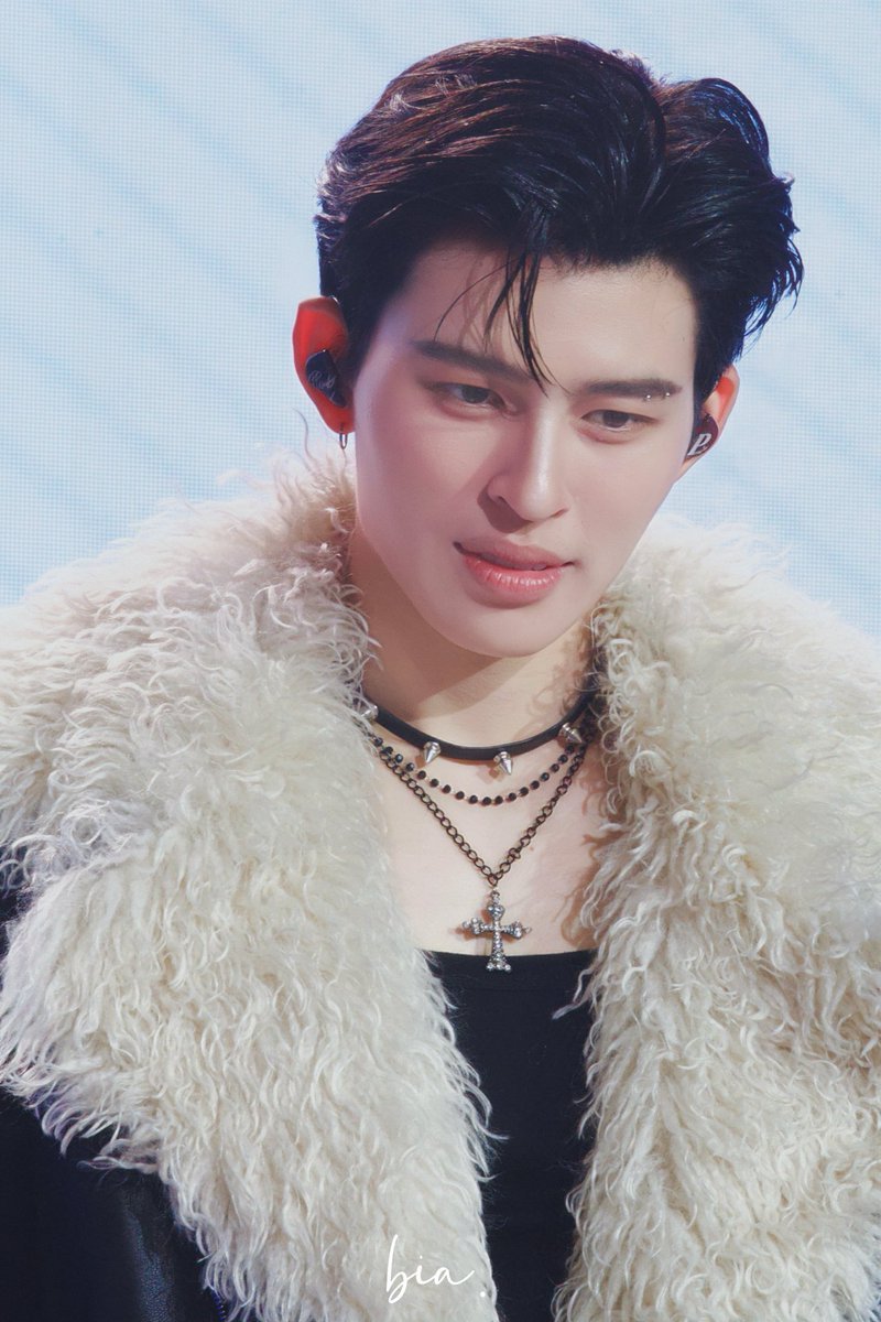 phuwin_handle's tweet photo. need a phuwin pic to match this one 😭😭 https://t.co/lNF32wuwQL