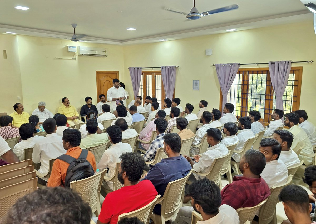 draramadoss's tweet photo. ஆந்திர பிரதேசம் மாநிலத்தில் பாட்டாளி மக்கள் கட்சி தொடங்குவது தொடர்பாக அம்மாநில நிர்வாகிகளுடன் சென்னை பாட்டாளி மக்கள் கட்சி அலுவலகத்தில் கலந்துரையாடிய போது.! https://t.co/apDhbufqRJ