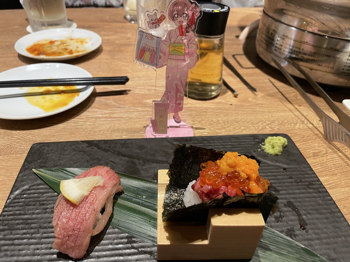 foxtailrabbit's tweet photo. 肉寿司が美味しすぎた件

今までは一口大のおにぎりに肉を乗せただけのしか知らなかった。味の濃い肉だからそれでも十分美味しく頂ける。

今日食べたのは口の中でシャリがポロリ崩れて、肉の脂が溶けて一体になり、ワサビが余分な脂を取ってくれる本物の寿司でした。
雲丹イクラ肉巻きも一体感がいい https://t.co/HDw5wpozkj