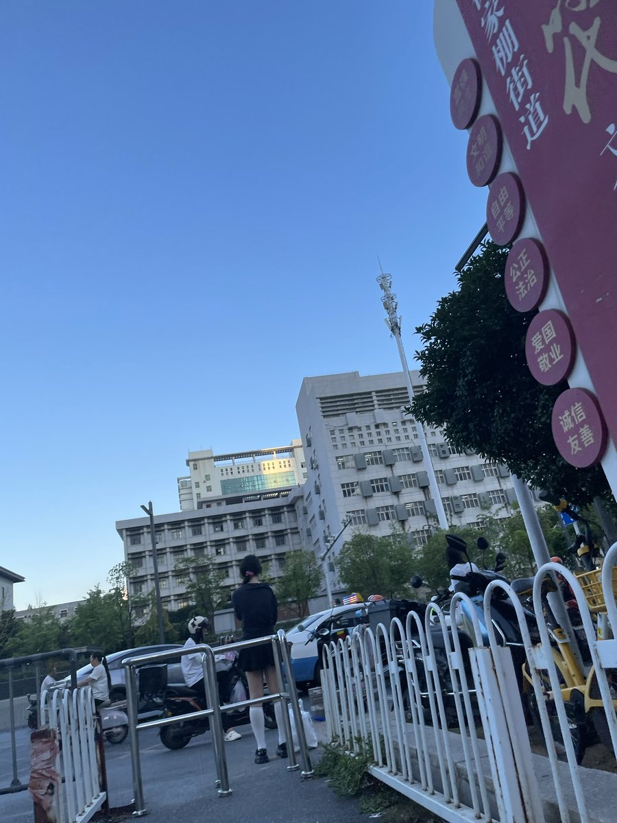 street_snaps_'s tweet photo. 我们好奇的东西应该一样吧
#街拍 #超短裙 #大长腿 https://t.co/0F0vu9axmN