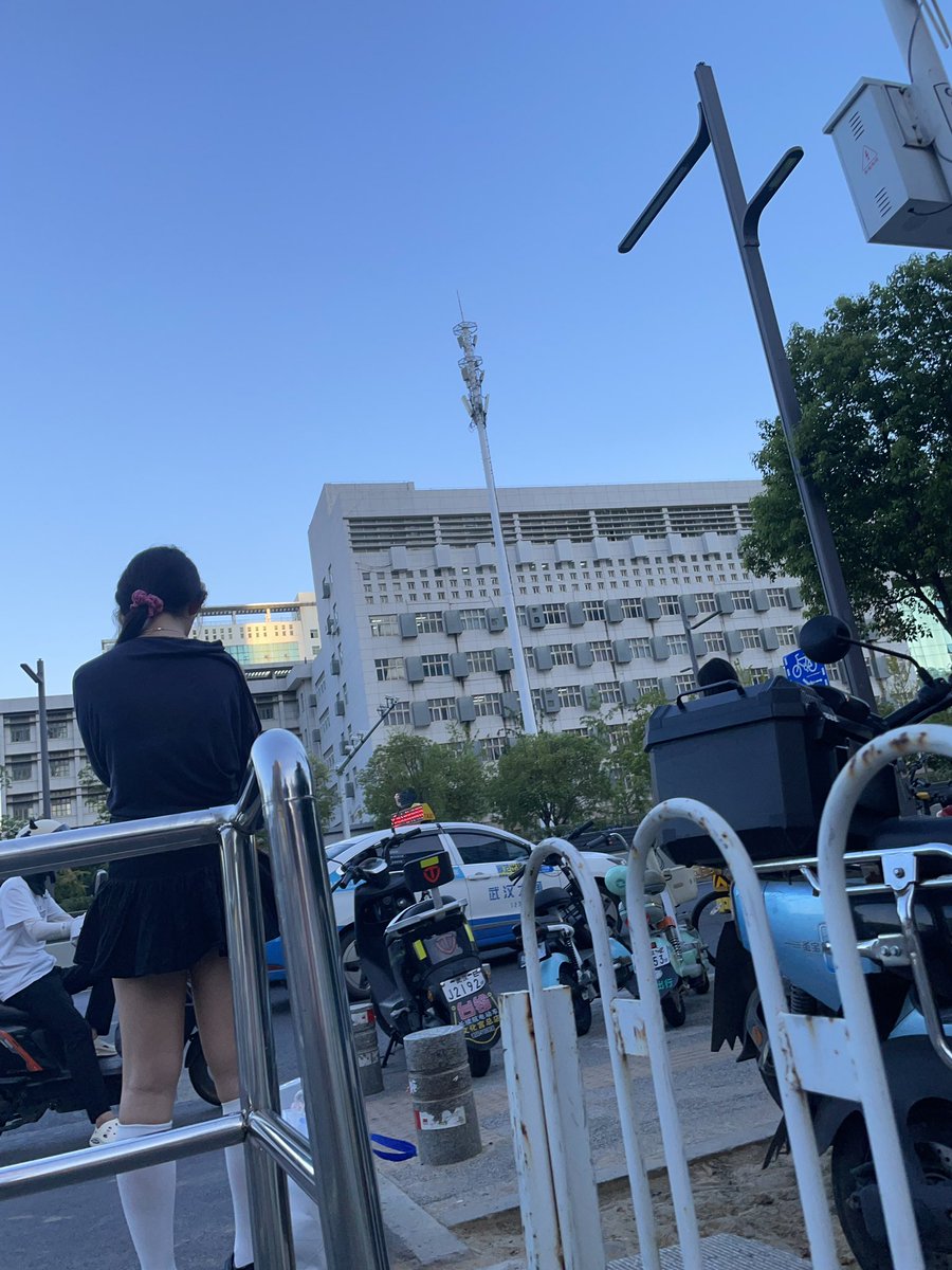 street_snaps_'s tweet photo. 我们好奇的东西应该一样吧
#街拍 #超短裙 #大长腿 https://t.co/0F0vu9axmN