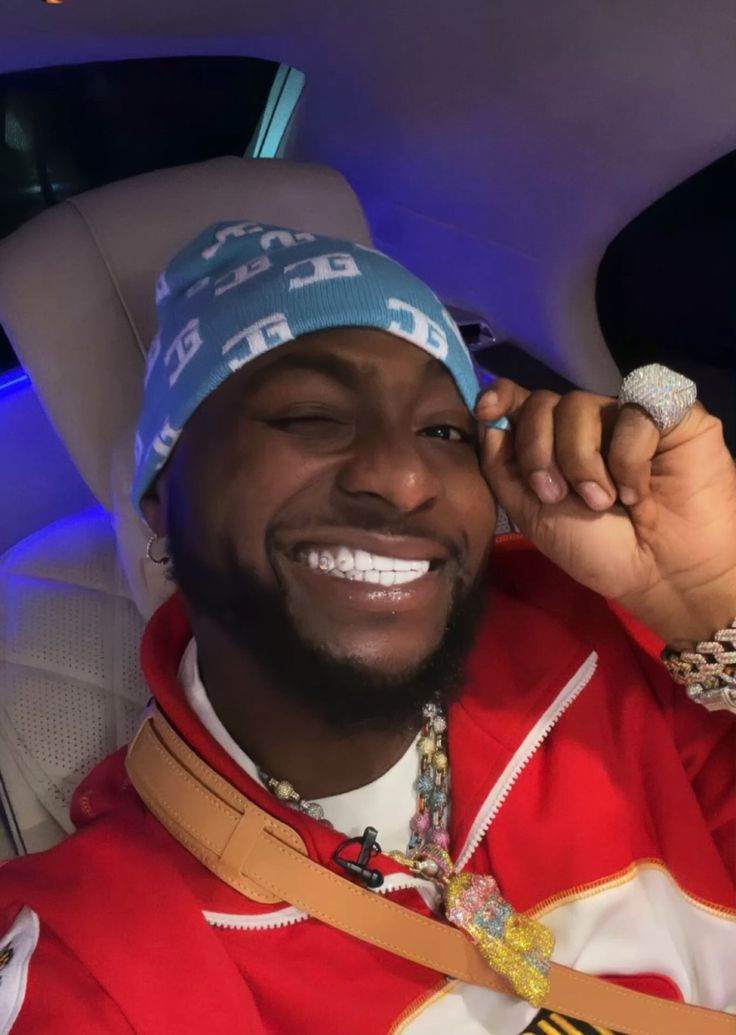 ALVIN_I9's tweet photo. Would you rather spend a day with Davido or get 20k cash🤔? https://t.co/62kuF44hEX