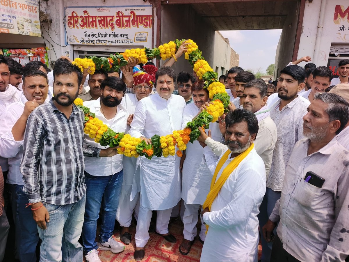 bishnoikuldeep's tweet photo. 5. राजस्थान दौरे के दौरान आज बज्जू मंडी, बीकानेर एवं आसपास के क्षेत्रों में आत्मीय जनसंपर्क और स्नेहिल स्वागत का सौभाग्य प्राप्त हुआ।

बज्जू मंडी में श्री भगीरथ तेतरवाल जी के प्रतिष्ठान पर जलपान किया। इसके उपरांत अनाज मंडी व्यापारी संघ द्वारा आयोजित जलपान कार्यक्रम में सम्मिलित हुआ। श्री सीताराम जी, श्री सुभाष जी एवं श्री सुभाष मांझू जी की ढाणी पर आयोजित आत्मीय जलपान कार्यक्रम में सहभागिता की। वरिष्ठ नेता श्री हुकमा राम बिश्नोई जी के निवास पर भी स्नेहिल आतिथ्य का लाभ मिला।

बीकानेर में श्री रामस्वरूप धायल जी की बीकानेर बाइट्स भुजिया फैक्ट्री के उद्घाटन का सौभाग्य प्राप्त हुआ। तत्पश्चात खजांची मार्केट में श्री मृदुल खजांची जी के प्रतिष्ठान पर व्यापारियों द्वारा आयोजित भव्य स्वागत समारोह में शामिल हुआ। इसके अतिरिक्त विभिन्न स्थानों पर आयोजित जलपान कार्यक्रमों एवं स्वागत समारोहों में उपस्थित होकर सभी का स्नेह और अपनापन प्राप्त किया।

राजस्थान की पुण्यभूमि के सम्मानित नागरिकों द्वारा मिले अपार प्रेम, आत्मीय स्वागत और सम्मान के लिए मैं हृदय से सदैव ऋणी एवं आभारी रहूँगा।
इस अवसर पर विधायक श्री रणधीर पनिहार जी, श्री मनीराम जी, श्री शिवराज जी, श्री सुभाष खारा जी, श्री रामगोपाल जी, श्री अशोक धारणिया जी, श्री जितेन्द्र धारणिया जी, श्री राजाराम भादू (सरपंच) जी, श्री जयसुख सिगड़ जी, श्री रामकुमार भादू जी एवं श्री गणपत सिगड़ जी का सान्निध्य रहा।