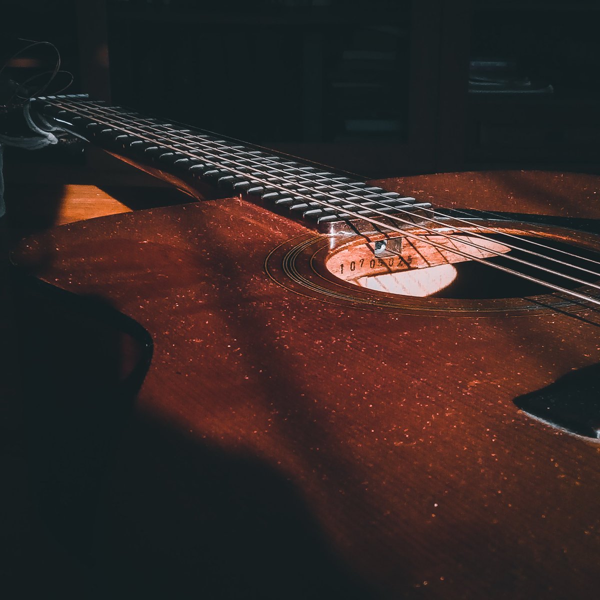 cchayen1's tweet photo. Dad‘s guitar

#Aesthetic
 #MoodAndTone
 #photograph https://t.co/I92jYu4P6O
