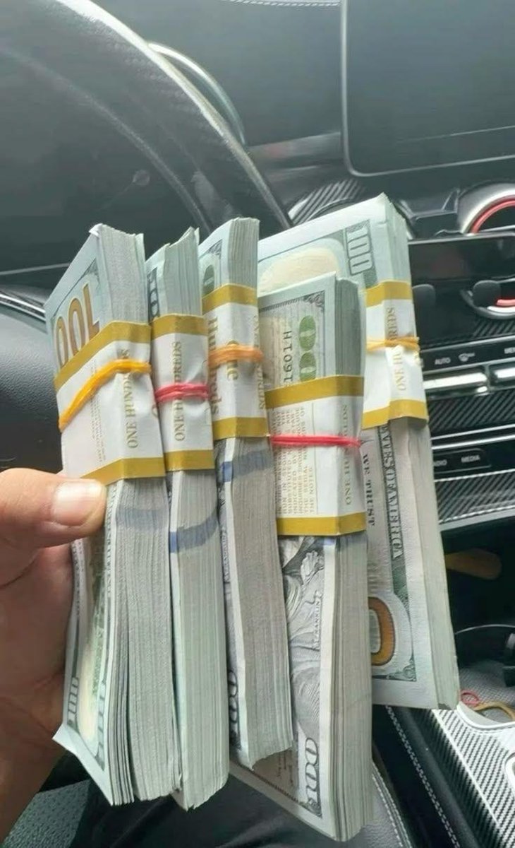 ALVIN_I9's tweet photo. Would you rather spend a day with Davido or get 20k cash🤔? https://t.co/62kuF44hEX