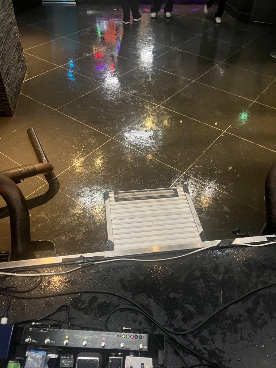 hayapi_san_V3's tweet photo. 岸田教団fanboxイベントお疲れ様でした。ライブハウスの中で雨降ったか？ https://t.co/WegvBz5cdi