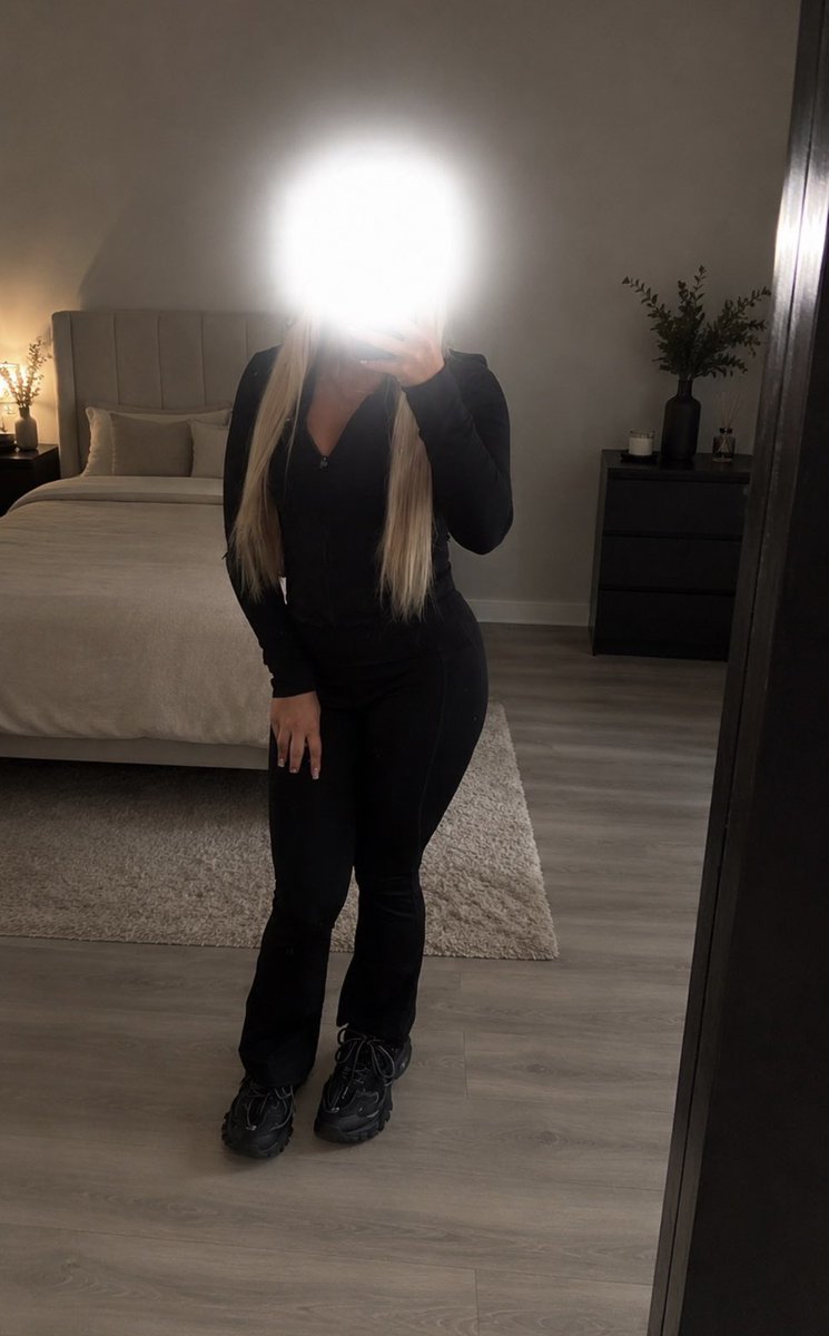 QueenMandy_6's tweet photo. Wie heeft zin in een drain 😈 en wil volledig uitgelachen worden. 

No tribute = no reaction 💴 

#findom 

Feet findomnl paypig tikkieslaaf feetcontent goddess queen femdom https://t.co/bKczJDwvKG