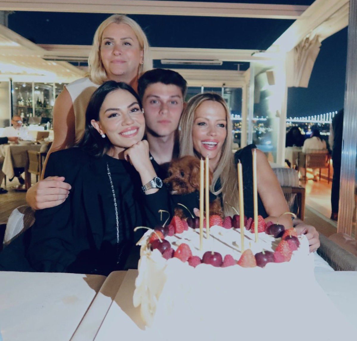 demetfarzane's tweet photo. 📸@/ derya.rimedzo

#DemetÖzdemir 🎂❤️ https://t.co/q5nhjLocVb