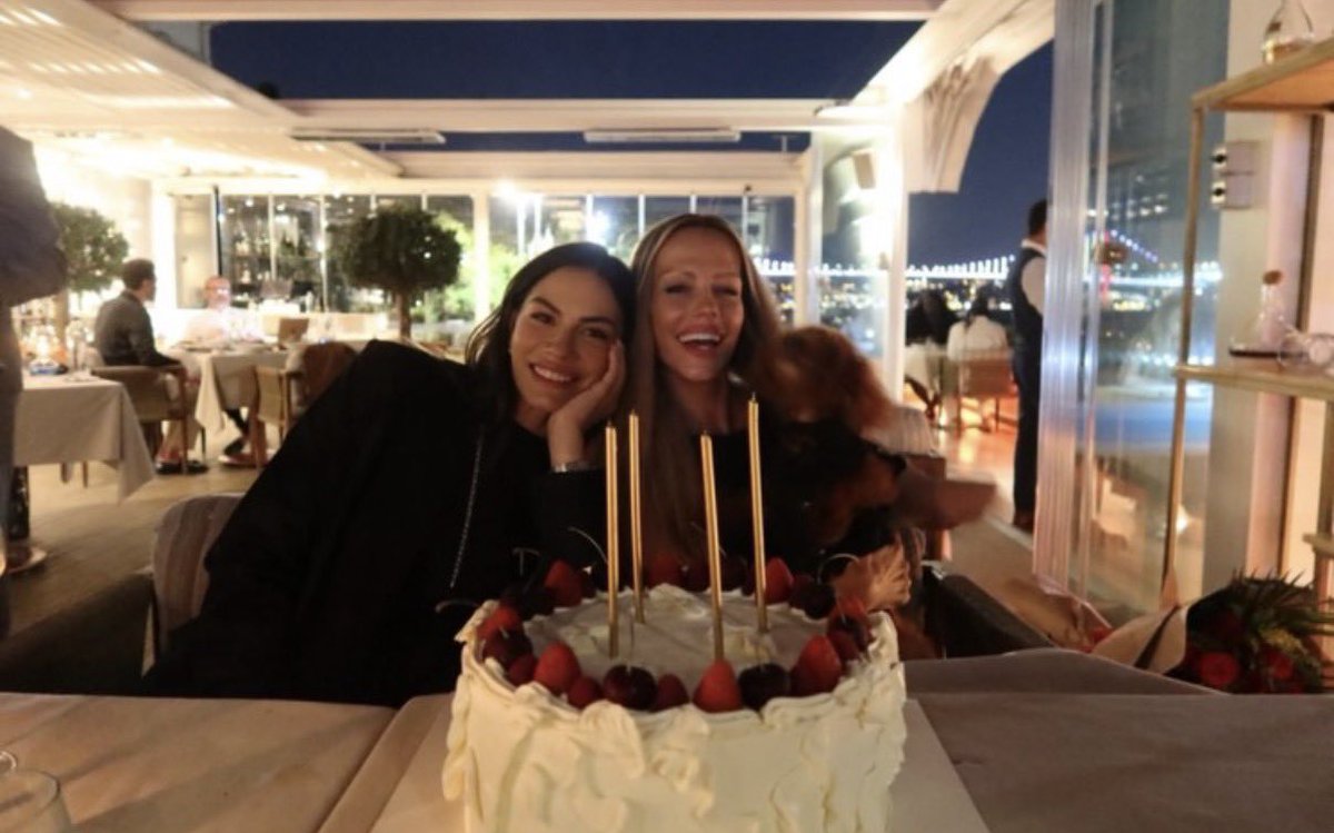 demetfarzane's tweet photo. 📸@/ derya.rimedzo

#DemetÖzdemir 🎂❤️ https://t.co/q5nhjLocVb