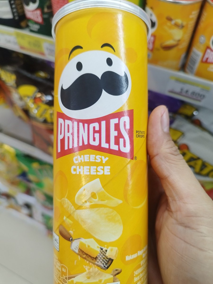 arieparikesit's tweet photo. Bahannya bukan irisan kentang
Tapi serpihan kentang

Dipress, kayak triplek wqqq. 

Perbandingan komposisi Pringles dan Mr. Potato. 

Pringles dkk sudah tidak boleh pakai nama potato chips by law (terutama di Amrik) krn utk menamai produk chips harus terbuat dari irisan kentang asli, sedangkan pringles dan sejenisnya terbuat dr serpihan kentang dipress/dipadatkan, hanya boleh disebut "potato crisps"