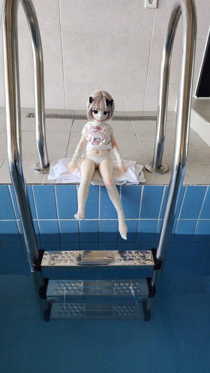 NeuRon_trainer's tweet photo. 【ヒナは泳げない】

​(旅行中)

私「ん？ヒナちゃん、どうしてじっとしてるの？」
ヒナ「…おにいちゃん、ここヒナの身長より深いよ…？🥺」
私「あ…」

​(少し後)

私「これで大丈夫でしょ？」
ヒナ「(ぎゅっ) うぅん…♡」
​結局、抱っこしたまま水遊びしました😂

#mozudoll #うちのこかわいい https://t.co/YrQ1cIfpI1