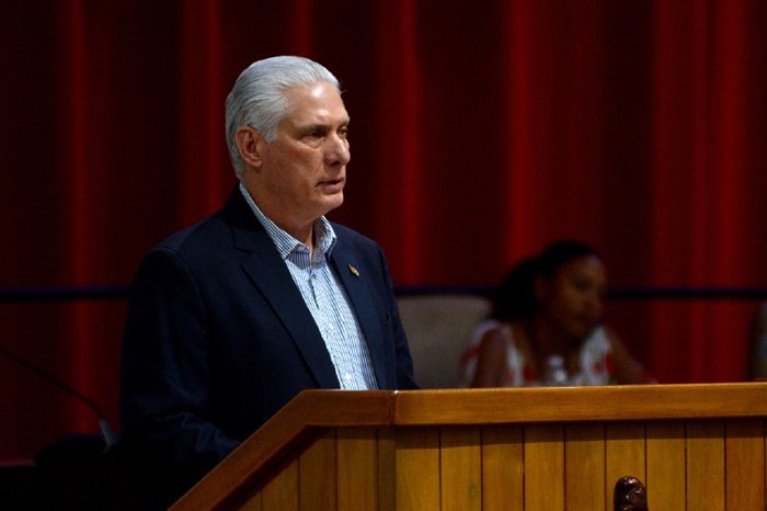 MINSAPCuba's tweet photo. 🇨🇺🗣️| "Que nadie espere que venga de afuera una solución mágica. Todo depende, en primera instancia y cada vez más, de nosotros mismos, nuestros propios esfuerzos y de todos los que quieran sumarse".

🎙️@DiazCanel en @AsambleaCuba

#CubaVencerá #CubaPorLaVida https://t.co/lWQaaF0vbd