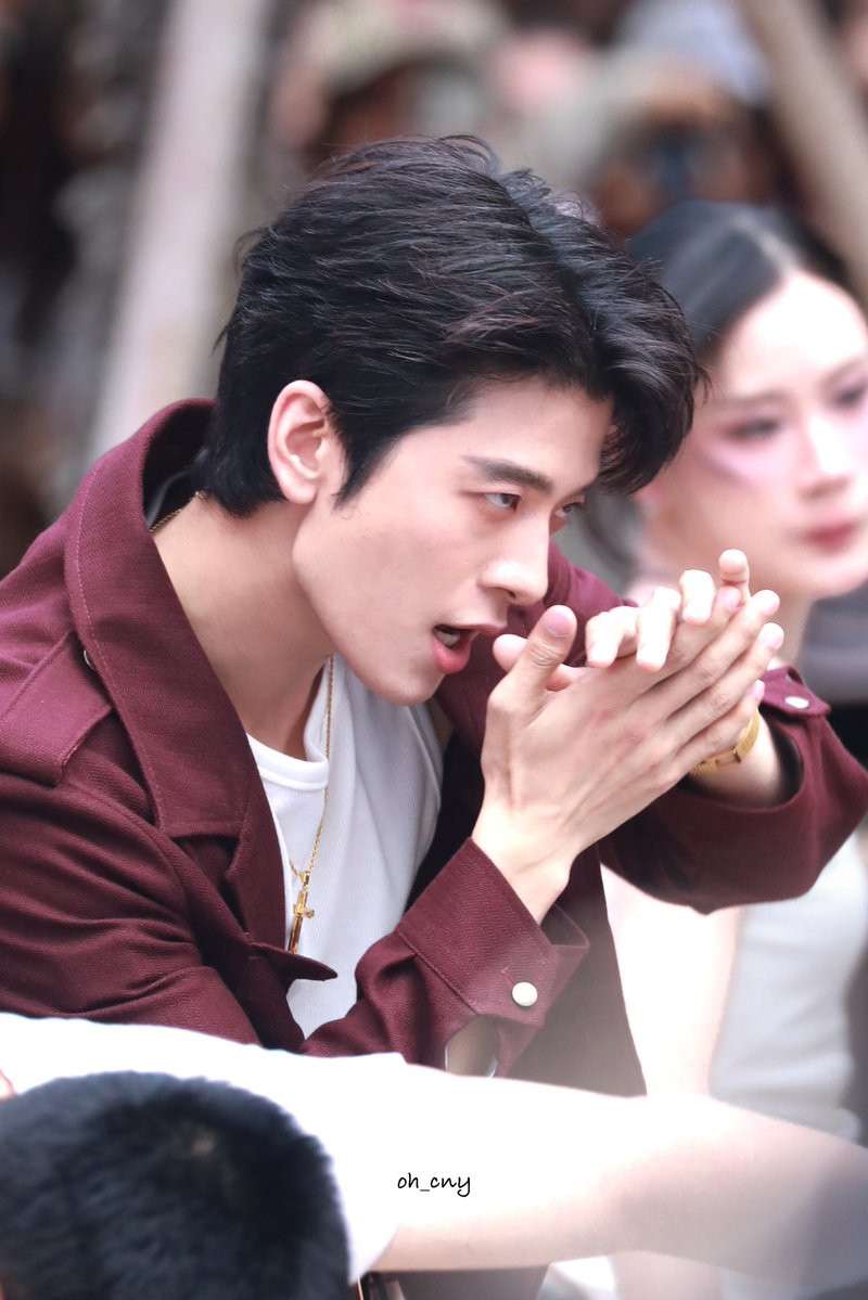Aynanahche's tweet photo. สุดเท่ในสยาม 😎❤️‍🔥.

OVERHOPED OFF THE STAGE

#OVERHOPED_OFFTHESTAGE 
#SVRN #SOVEREIGN 
#SIAMWALKINGSTREET https://t.co/bw768jrjQA