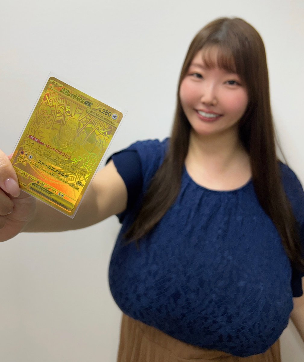 momosemomo_sub's tweet photo. 3パック限定のコンビニでストームエメラルダ買ったらメガレックウザexMUR来ました( ◝▿◜ )！！！ https://t.co/68yaRz8Fgg