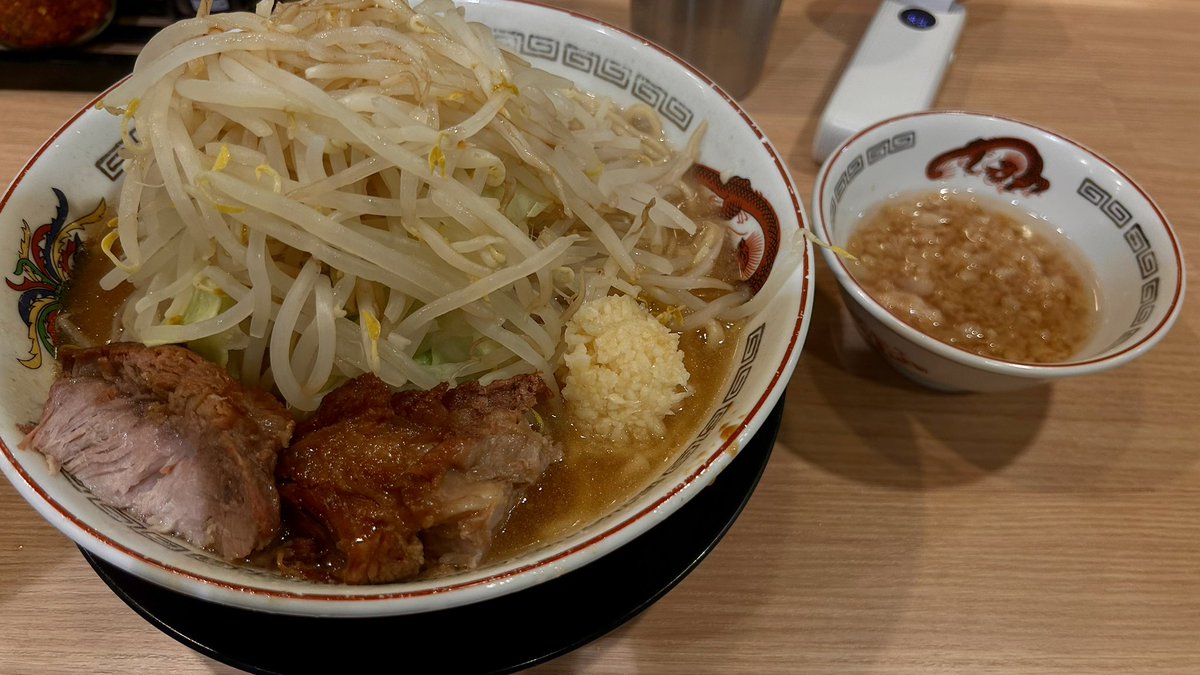 CHUCK___KNIFE's tweet photo. 夜メシは豚山
全マシ、あぶら別皿

さすがにこれで体重戻っただろ https://t.co/pLhgBLZHej