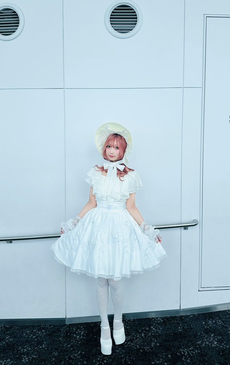 xxxberryjamxxx's tweet photo. シュワロカフェに合わせて白薔薇コーデにしたよ
スカートは AppleBobbING(@Apple1111B)さんに製作して頂きました✨️
布量たっぷりあるから座ると自然に広がるシルエットが最高🤍刺繍もキラキラしてて光が当たると輝くよ〜！スカートに合わせてブラウスもドレープが綺麗に出るもの選んだ🙂‍↕️ https://t.co/D9TORwe79h