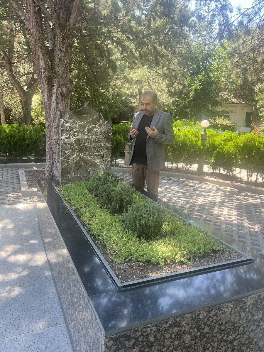 msaitardan's tweet photo. 📍 Ankara
Milli mefkurenin yol başçısı, Kudretli Albay,
Ülkücü Hareketin Başbuğu, Milliyetçi Hareket Partisinin kurucusu Alparslan TÜRKEŞ’in mezarını ziyaret edip fatihamızı okuduk.
Rahmet ve minnetle yâd ettik.
@MHP_Bilgi https://t.co/EWxEA1xNMU