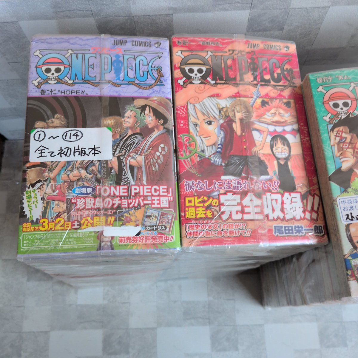 gosemi612's tweet photo. ブックオフでワンピース初版1巻〜114巻までセットで売っててびっくりした https://t.co/CZQe8vKA4z