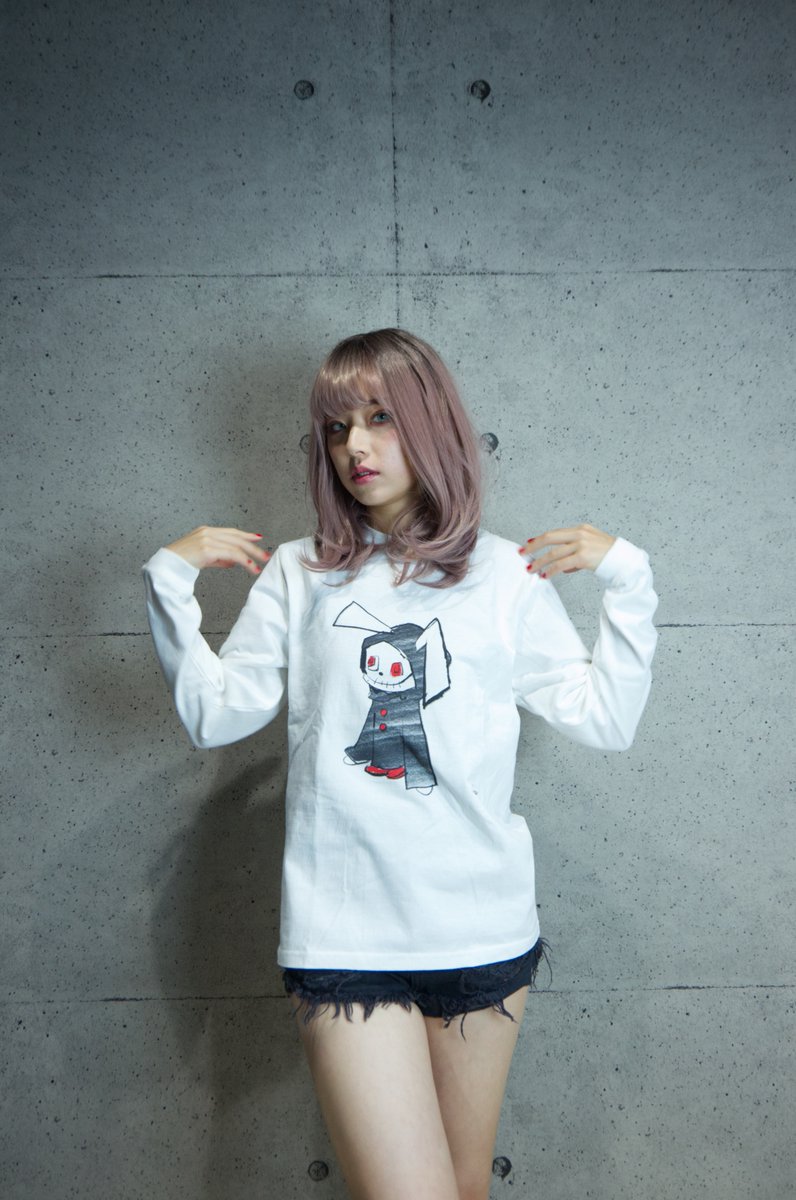 deariveth's tweet photo. [Dolly Collaboration Long T-Shirt "Gohan-Dekitayo"]

🔗https://t.co/UHzpKQ1zTR 

イラストレーター「御飯できた代」さんとのコラボレーションが実現。  
鉛筆画調に描かれたDollyちゃんが、ポップでキュートにデザインされたロングTシャツです。 https://t.co/hAoaQDl6rH