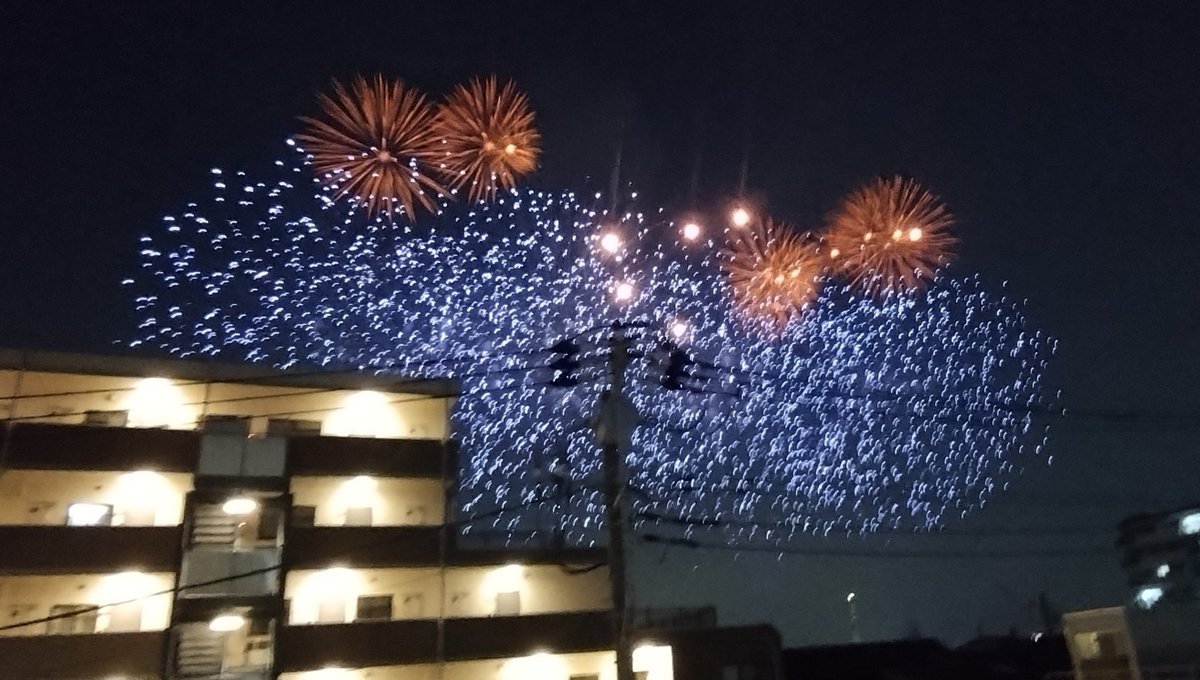 pon1987's tweet photo. 市川市民納涼花火大会。
ピザ食べてビール飲みながら https://t.co/8g83sIoDl9