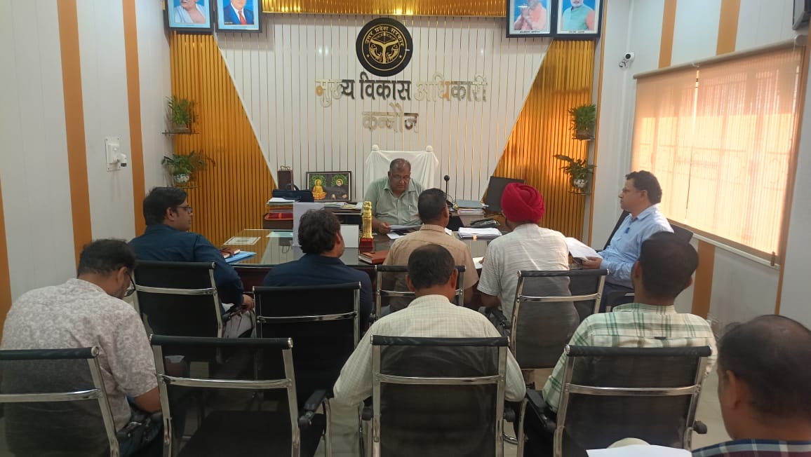 CDOKNJ's tweet photo. दिनांक 31.07.2026 को फेमली आई0डी0 व अन्य योजनाओं के सम्बन्ध में सम्बन्धित कार्यालयाध्यक्ष से बैठक की गयी एवं प्रगति बढाये जाने हेतु दिशा-निर्देश दिये गये।
@UpRuralDev 
@dm_kannauj 
@KannaujDio https://t.co/ALWGZQMLUi