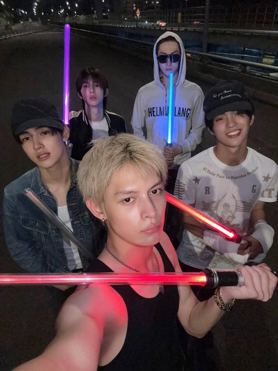 jvhoone's tweet photo. [ P A G E 0 5 ]

Not every Jedi mission goes according to plan—especially when you're running around with four brothers and everyone's convinced they're the main character. The Force kept us together anyway.
ㅤㅤㅤㅤ https://t.co/qYl3stReFM