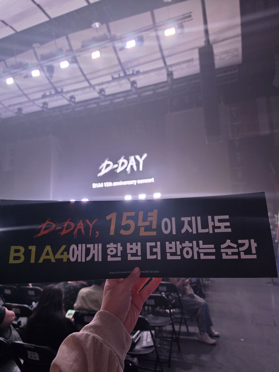 haerock_'s tweet photo. 슬로건 이벤트 문구🥹

"D-DAY, 15년이 지나도 B1A4에게 한 번 더 반하는 순간"

당첨 메일이 안와서 안된 줄 알았는데 ㅠㅠ
입장하면서 슬로건을 받았는데 뭔가 익숙한 문구가 ....?

#B1A4 #신우 #산들 #공찬 https://t.co/5l2kT3ioFk