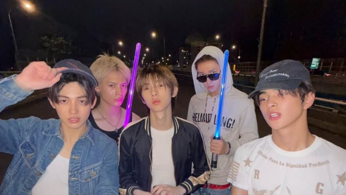 jvhoone's tweet photo. [ P A G E 0 5 ]

Not every Jedi mission goes according to plan—especially when you're running around with four brothers and everyone's convinced they're the main character. The Force kept us together anyway.
ㅤㅤㅤㅤ https://t.co/qYl3stReFM