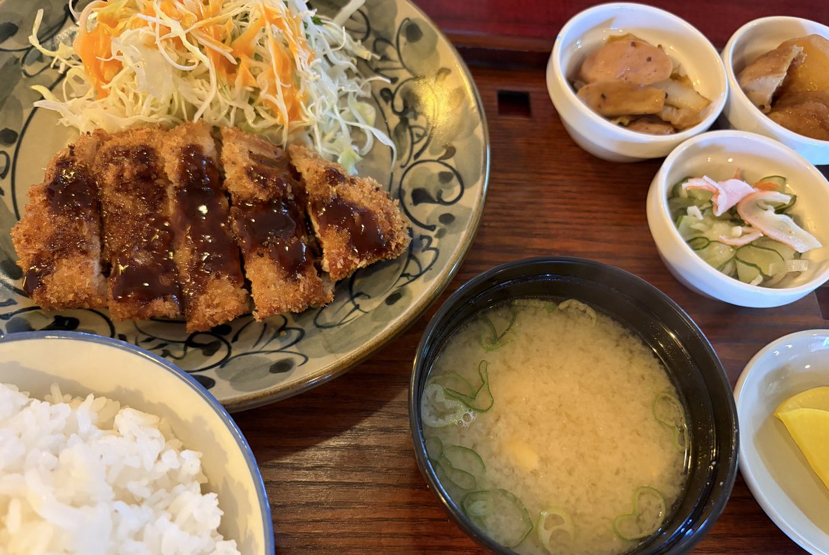 k70102085's tweet photo. いつかの
昔ながらの喫茶店
#昔ながら喫茶店 
#ゲーム喫茶 #ランチメニュー 
#とんかつ #小鉢三つ 
#味噌汁 https://t.co/s8okwcG2EC