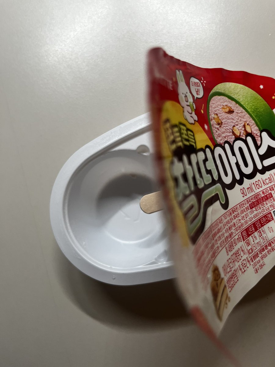 urmaunvs's tweet photo. 왁!!! 찰떡아이스 너무 맛있어 
난 진짜 찰떡아이스가 너무 좋다 
꽁꽁 얼려진거 먹는 것도 좋고
20분 정도 꺼내서 말랑한 떡을 한입에 와앙 하고 먹는 것도 좋다 https://t.co/eN29qftF7B