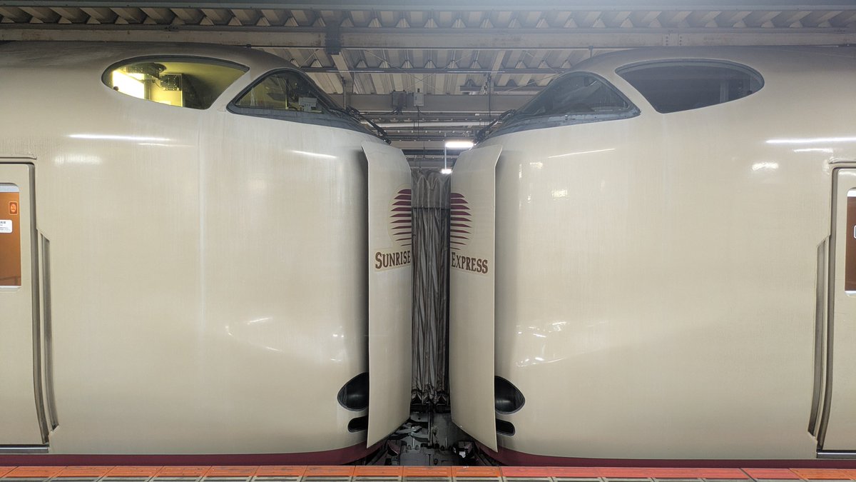 naokisato4's tweet photo. まもなく寝台特急サンライズ号出発しま〜す🚃 https://t.co/uKtXkCe6LZ