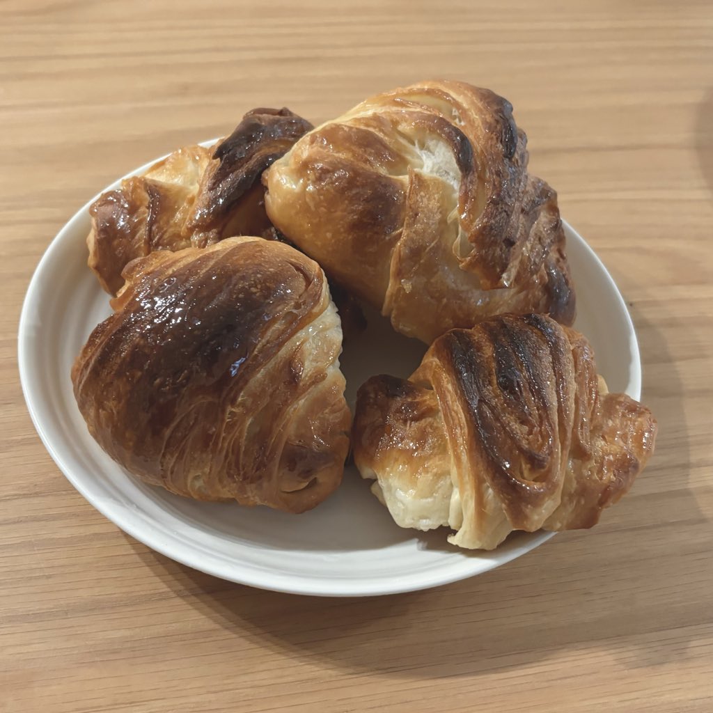 kapisu_ke's tweet photo. これは最近作ったありえないくらい成形を失敗したクロワッサン🥐　斎宮宗さんが見たら気絶するんじゃないか https://t.co/qSmxGzshgM