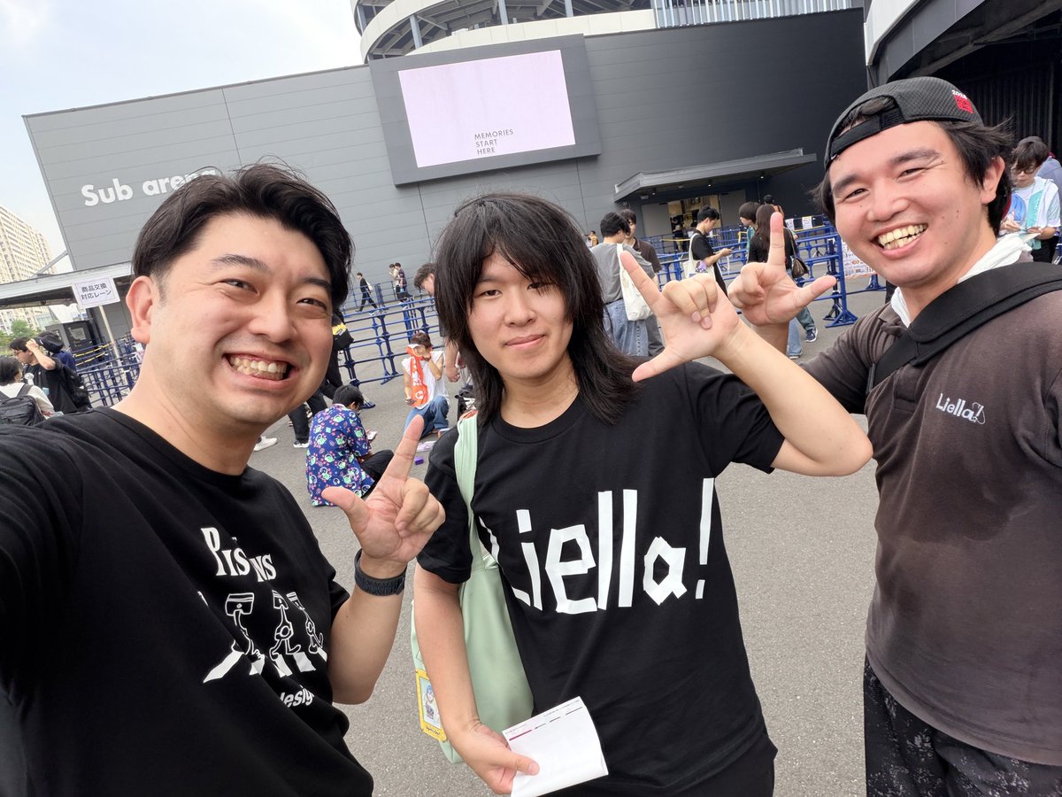 Fujita_Hakken's tweet photo. Liella!の冠番組のLIVE
今年も千葉の舞台に立たせて頂きました。
結女の夏の文化祭みたいに恒例行事になってほしいな💕
休憩中、ファンの皆様とパチリ✨
暑い中でも皆さん激アツでした！

キャラクター選手権で叶わなかった子達のお手製着ぐるみ(気温33℃の中で)、去年グッズを教えてくれたファンとの再会、関太さんが去年ステージで着たお手製シャツのリメイクファン、千葉マリーンズユニフォームに推しの名前と番号を入れたファン
もぅ、本当に皆さん番組ライブを愛してくれてありがとうございます！
公開許可ありがとうございました！！
Liella!との夏、最高ですね☆★

 #ちゅーとりえらいぶ2026_Day1