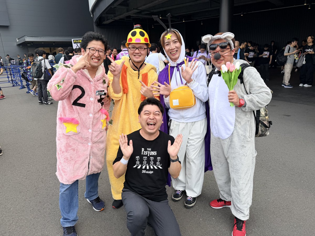Fujita_Hakken's tweet photo. Liella!の冠番組のLIVE
今年も千葉の舞台に立たせて頂きました。
結女の夏の文化祭みたいに恒例行事になってほしいな💕
休憩中、ファンの皆様とパチリ✨
暑い中でも皆さん激アツでした！

キャラクター選手権で叶わなかった子達のお手製着ぐるみ(気温33℃の中で)、去年グッズを教えてくれたファンとの再会、関太さんが去年ステージで着たお手製シャツのリメイクファン、千葉マリーンズユニフォームに推しの名前と番号を入れたファン
もぅ、本当に皆さん番組ライブを愛してくれてありがとうございます！
公開許可ありがとうございました！！
Liella!との夏、最高ですね☆★

 #ちゅーとりえらいぶ2026_Day1