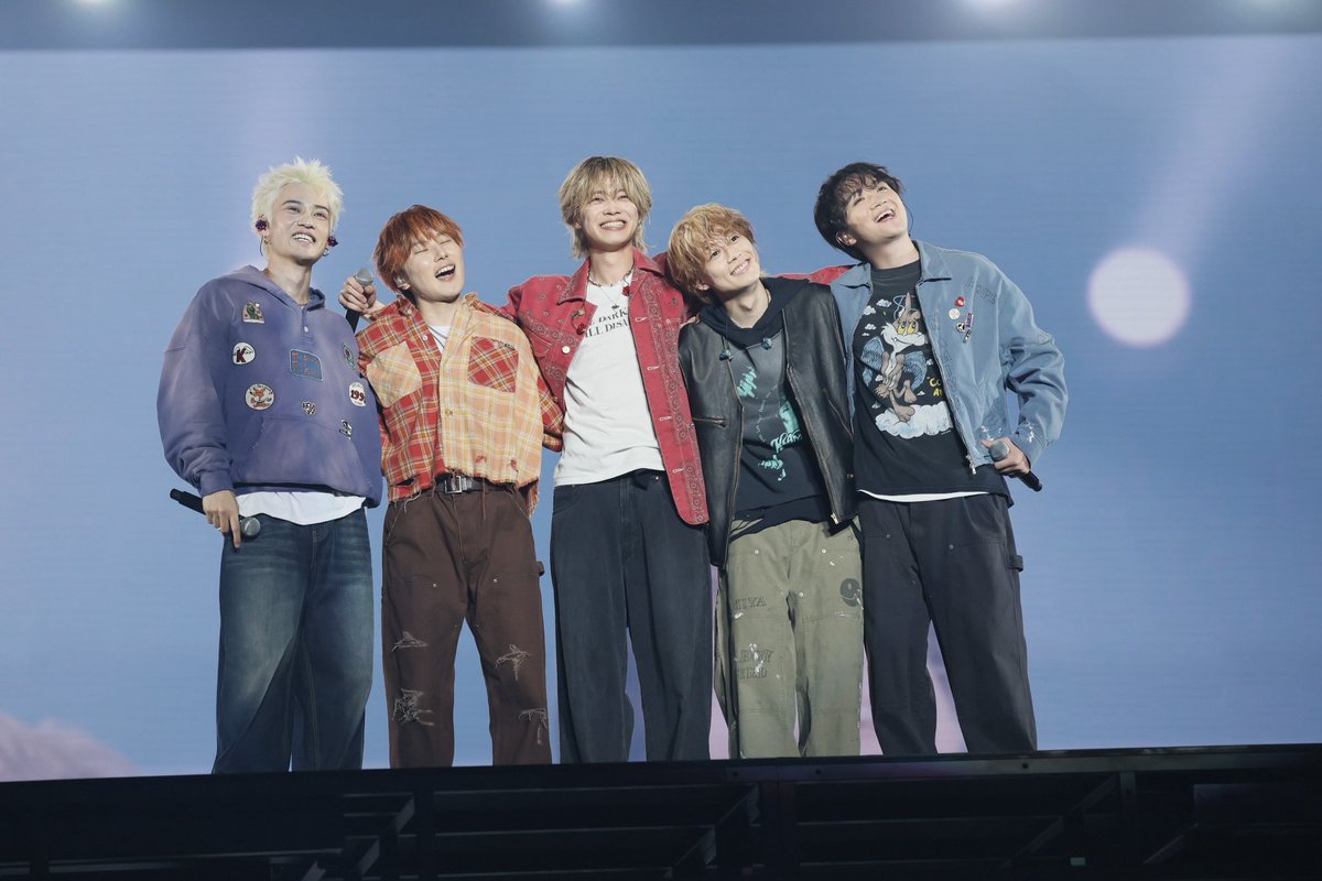 tmjery0123's tweet photo. 【 #CDF2026レポ 】
2年振りのCDFホントにめちゃくちゃ楽しかった😊🧡

今回はTシャツもアレンジしたりうちわもアレンジしたり自分なりにもめちゃくちゃいろいろ準備してたのもあって当日が近づくにつれてめちゃくちゃ楽しみだった😊
当日は予想を何倍も超える最高のステージすぎて4時間があっという間だった😭

XYZ、裸の王様、ラブレター、ミツイ、愛も変わらず、凡人マイウェイ、拝啓俺たちへ、コトダマと8曲もあっちゃんの歌声が聴けたのも凄く贅沢な時間だったなと思ったしコムドットはもちろん他のクリエイターももっともっと応援したいなと感じれる素敵な時間でした✨️

そして最後に発表されたゲームチャンネルの開設はめちゃくちゃうれしい!!!
いつかやってほしいってずっと思ってたから😭
どんな動画上がるのか今から楽しみすぎる😊
いろんなジャンルのゲームやってほしいな😊

言いたいことがまとまらないけど東京ドームでのCDFはラストだけど、CDFはまた開催して欲しいなぁと思っています🧡

#CDF2026   #コムドット  
#コムドットあむぎり @comamugiri0123  
#コムドットゆうた @comyuta0305  
#コムドットやまと @comyamato0515  
#コムドットひゅうが @comhyuga1117  
#コムドットゆうま @comyuma1214