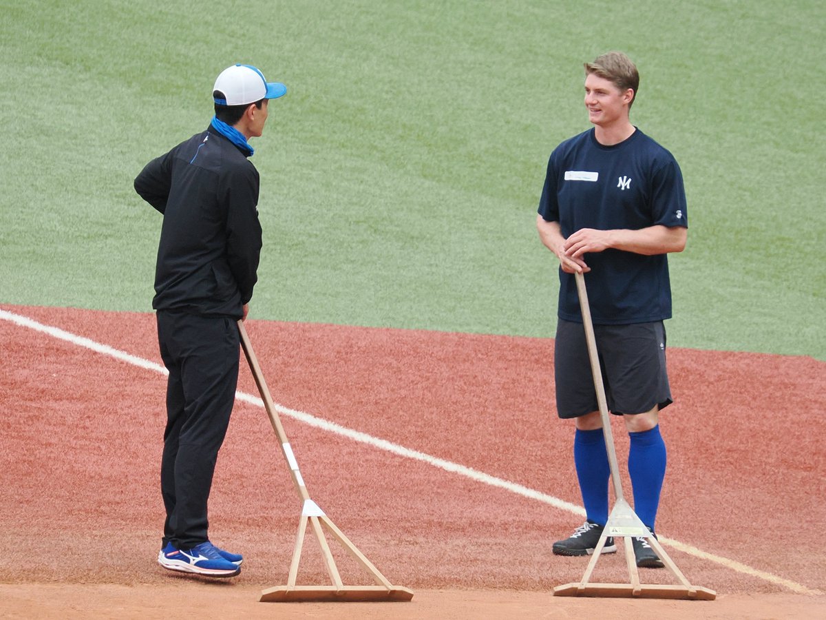 INABA_929's tweet photo. グラウンド整備から始まる国際交流。

#lovefighters
#オイシックス新潟アルビレックスBC https://t.co/IlRk81qEOh
