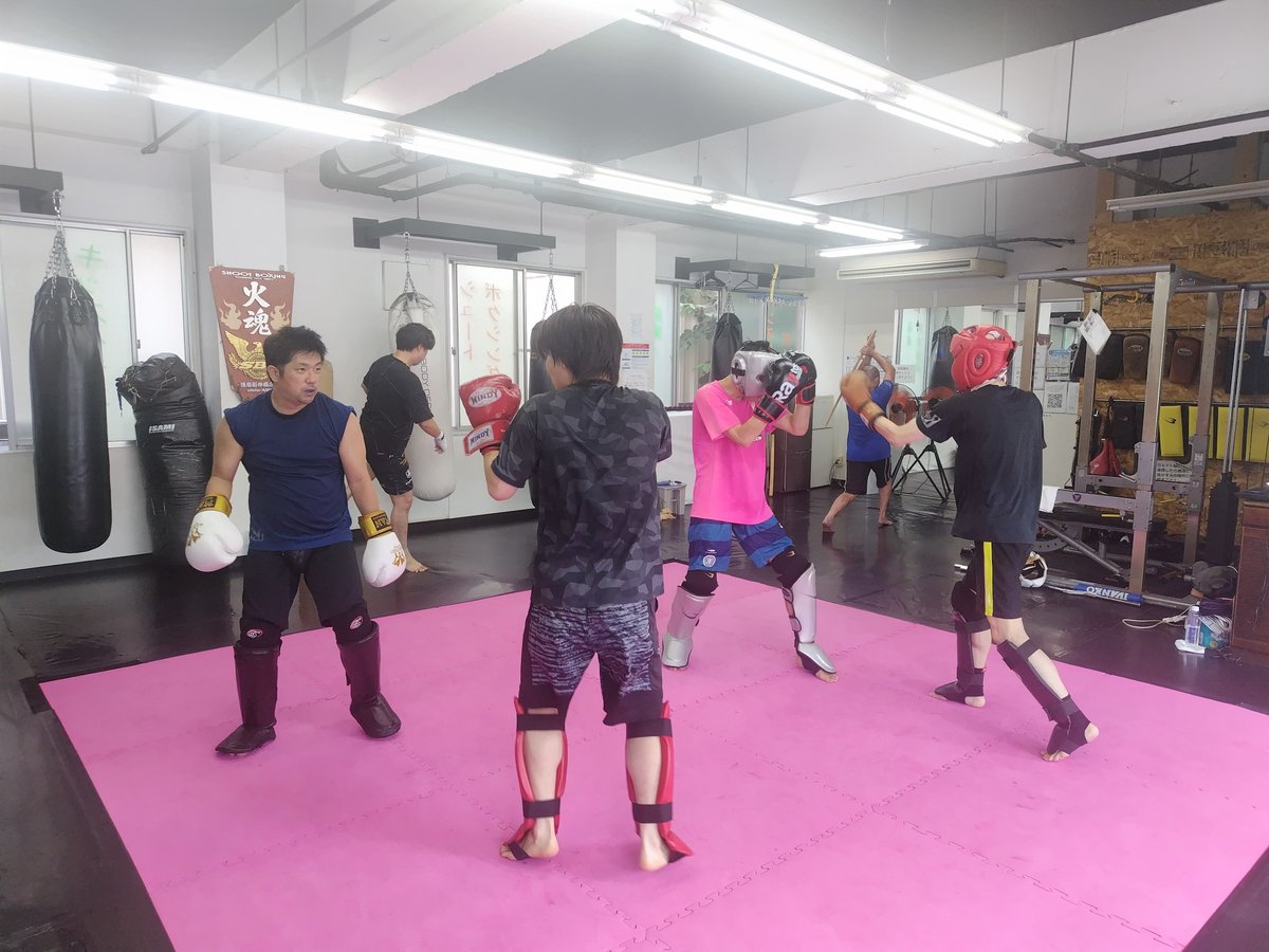 GGItoPML's tweet photo. 久しぶりの投稿です
土曜日恒例マススパー
暑いので水分補給もしっかりと！！
終わったら、天気が良いので使った道具を天日干し
おもさげながんす

#シュートボクシング
#シーザージム新小岩 https://t.co/0qO9VlvBFf