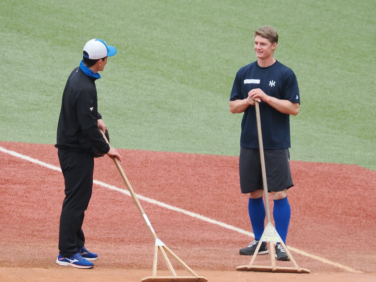 INABA_929's tweet photo. グラウンド整備から始まる国際交流。

#lovefighters
#オイシックス新潟アルビレックスBC https://t.co/IlRk81qEOh