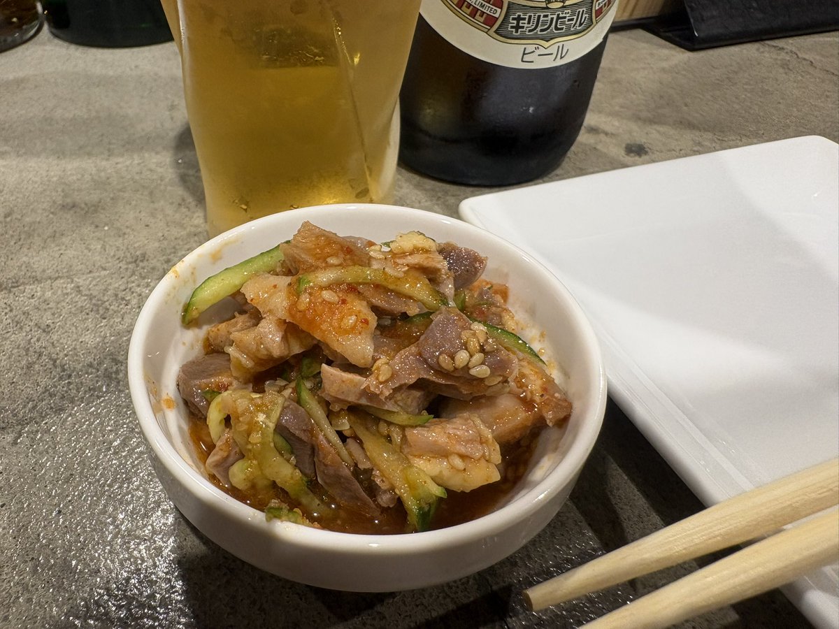 moya_tera's tweet photo. 『ピザ酒場 KEN』
名鉄岐阜駅周辺のこちらのお店。
おすすめマリナーラを発注です。
薄めの生地でパリッと耳はもっちり、バジルやオレガノやバジルなど香りニンニクのパンチで仕上がってますね
お通しの砂肝のピリ辛和えも程よい辛さでキムチベースなのでキュウリのシャキシャキ感が良い
〜モヤてら〜 https://t.co/BB0QXaboLa