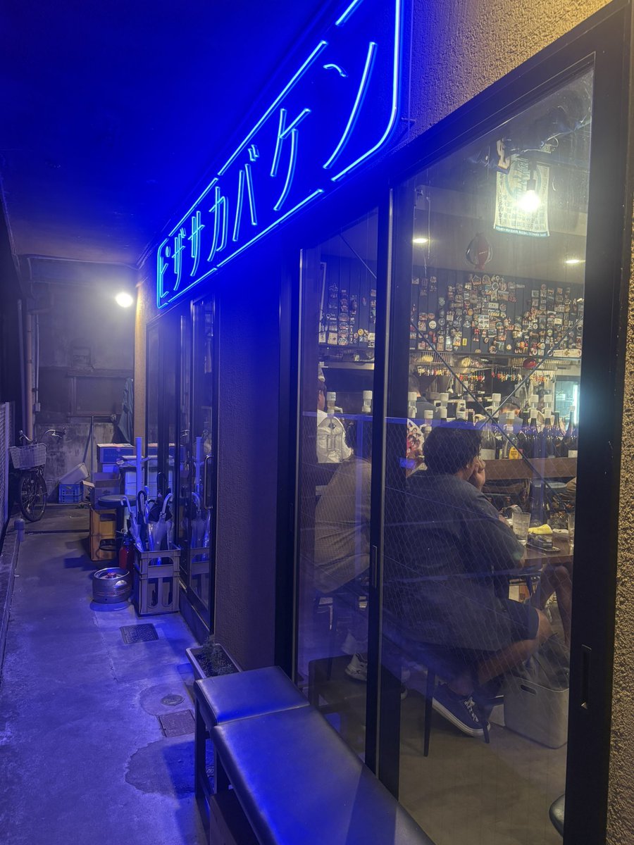moya_tera's tweet photo. 『ピザ酒場 KEN』
名鉄岐阜駅周辺のこちらのお店。
おすすめマリナーラを発注です。
薄めの生地でパリッと耳はもっちり、バジルやオレガノやバジルなど香りニンニクのパンチで仕上がってますね
お通しの砂肝のピリ辛和えも程よい辛さでキムチベースなのでキュウリのシャキシャキ感が良い
〜モヤてら〜 https://t.co/BB0QXaboLa