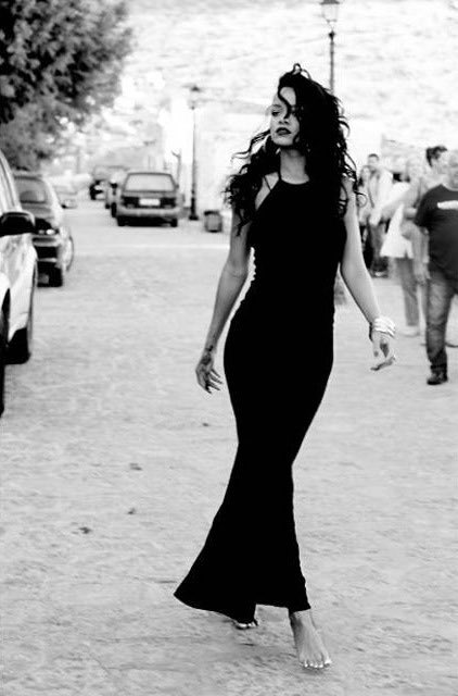 reininavy's tweet photo. rihanna in greece, 2013 https://t.co/4GtuF7U168