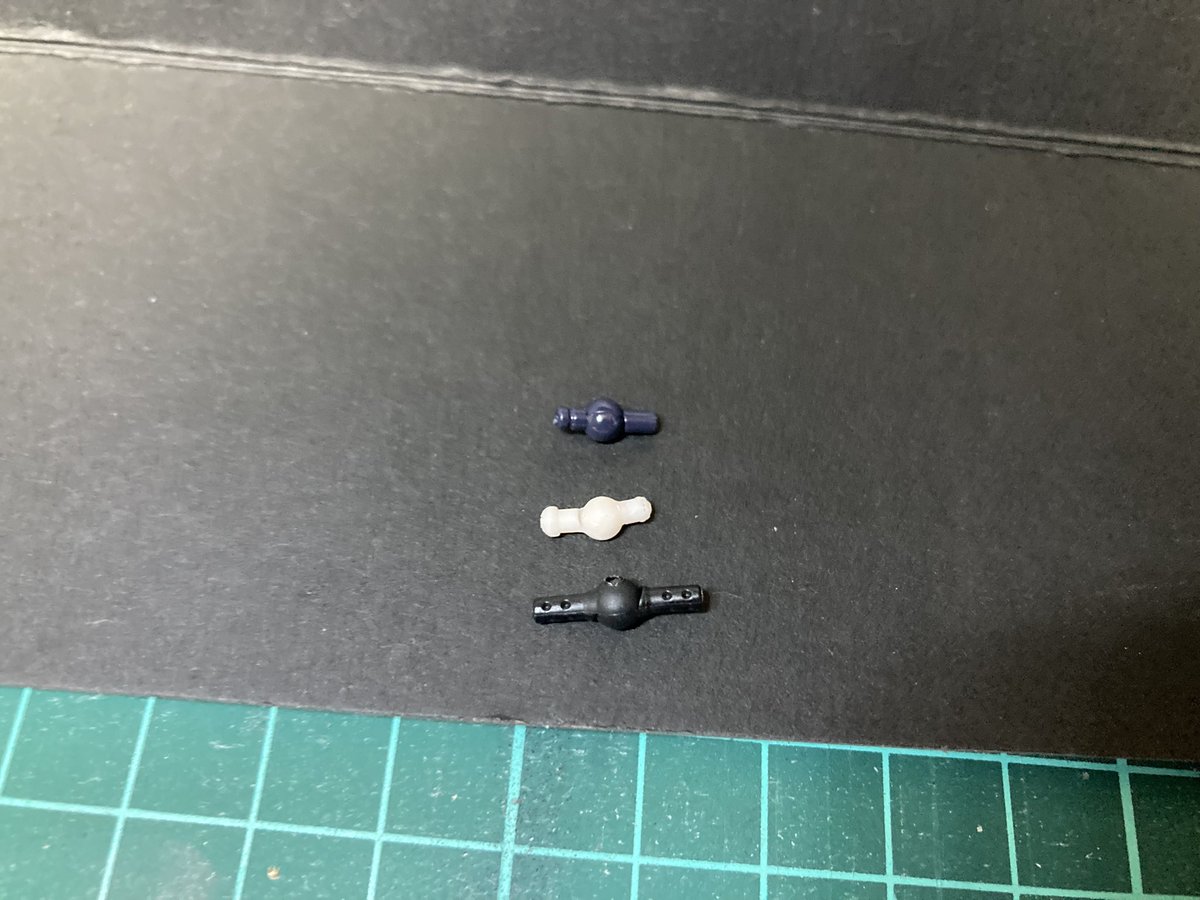 hurryburd's tweet photo. 黒鉄レクイエムの素体の手首はメガミデバイスの手首で代用するのがベストかも。

メガミ手首（楓-皆伝）
デフォ
極小リボジョイント

の並び。

メガミはそのまま直挿しで保持も充分。
リボは少し長いのでカットの必要ありでメガミより僅かに抜けやすい気がする。
ワシはメガミ一択（ https://t.co/T3QY2LL8xG