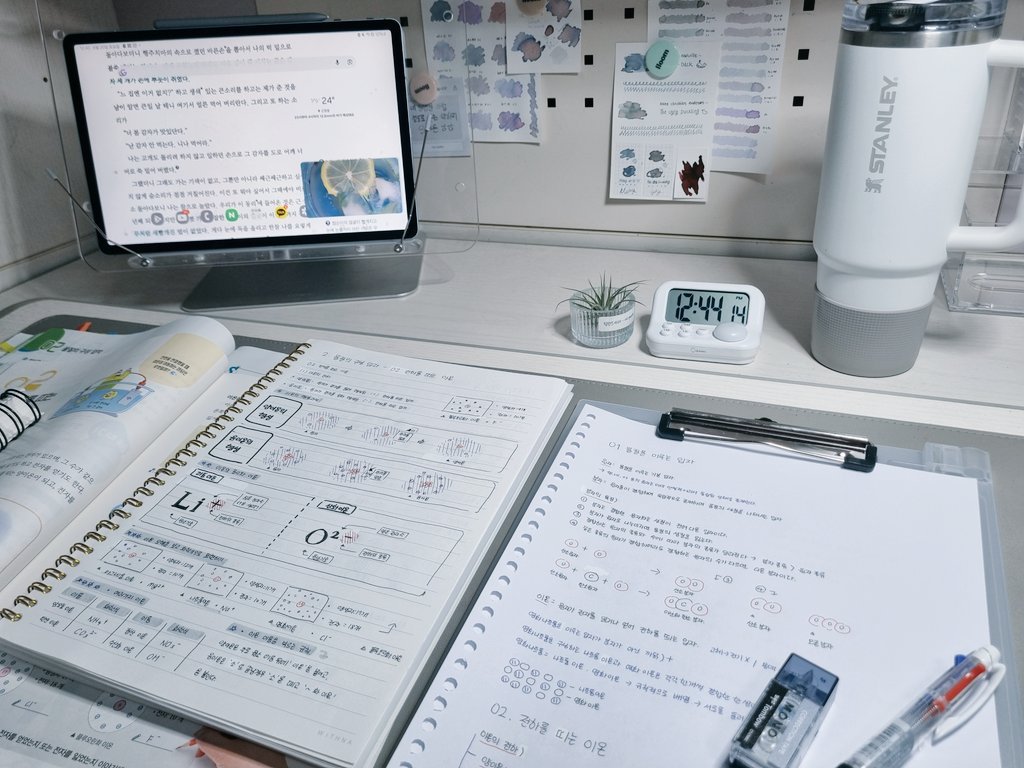 studyr_muzi's tweet photo. #독서계트친소 #독서계_트친소 #공부계트친소

두번째 트친소를 열어봅니다☁️
책·공부·그림 다 섞인 잡다한 계정이지만
좋은 문장엔 같이 멈춰서고 어려운 공부는 
서로 응원하며 함께 성장할 트친님들을 모십니다..!

흔적 남겨주시면 빠르게 찾아가겠습니다🥹📚 https://t.co/njhOy1fSo9