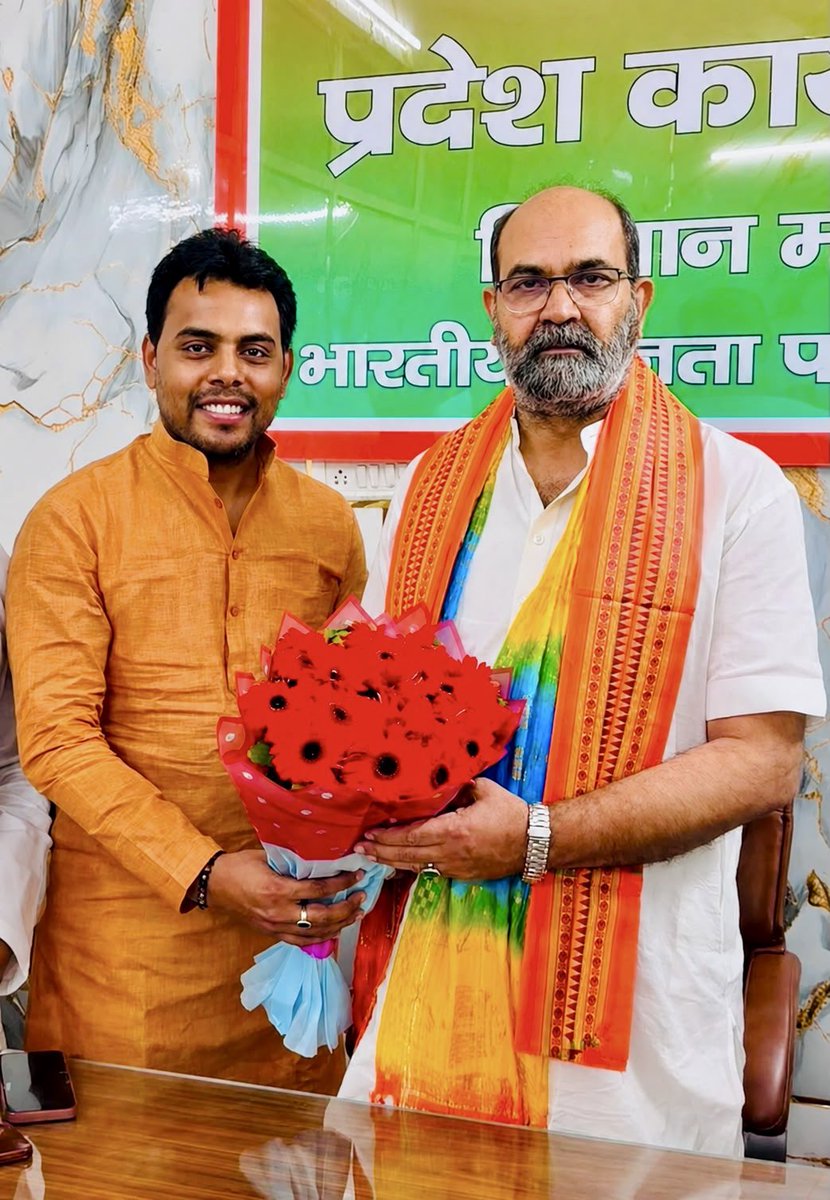 BjpVipsanjay's tweet photo. #लखनऊ

आज लखनऊ स्थित भाजपा प्रदेश कार्यालय पर किसान मोर्चा उत्तर प्रदेश के नवनियुक्त प्रदेश अध्यक्ष श्री @DevendraSingh जी से शिष्टाचार भेंट कर उन्हें नवीन दायित्व की हार्दिक बधाई एवं अनंत शुभकामनाएँ प्रेषित कीं। 💐 https://t.co/VicQ75hxsJ