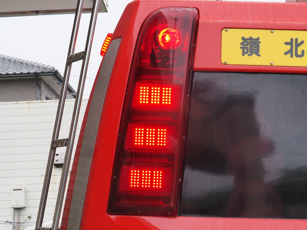 red_warning_lig's tweet photo. 消救車限定の赤色灯を見れたのも良かった！
LF-31似の特注品🤤
回転灯もあって赤色灯が縦1列に並んでいるから変な感じ(笑) https://t.co/QEIuEcQI7Q