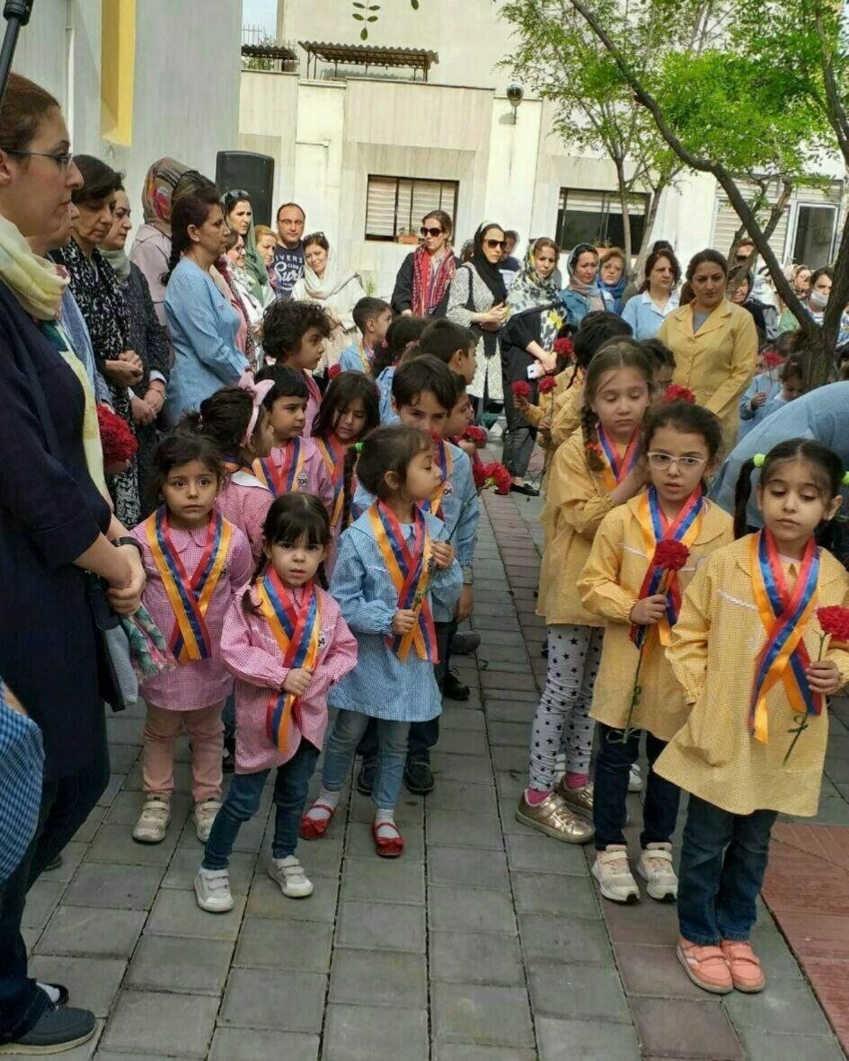 Azd198's tweet photo. اینجا ارمنستان نیست اینجا تهران است فرزندان ارامنه با پرچم ارمنستان در مدارس خود حاضر میشوند و کسی به آنها تجزیه طلب و وطنفروش نمیگوید.
رگ غیرت هیچ مجری و روزنامه‌نگاری هم باد نمیکنه.
حالا مقایسه کنین با خواسته تحصیل به زبان مادری میلیونها تورک جغرافیای ایران و سرکوب توسط مرکز. https://t.co/X7sFqX7PqO